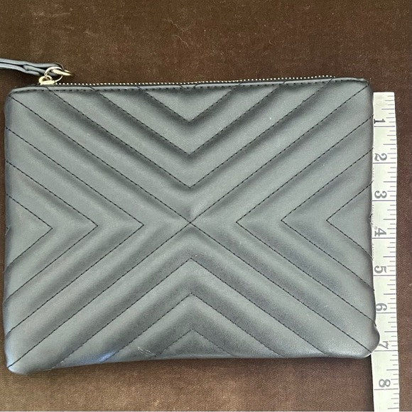 ASOS Design Quilted Zip Top Clutch Bag - Picture 10 of 11